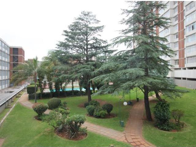 Townhouse for rent in Bedfordview, City of Ekurhuleni Metropolitan Municipality