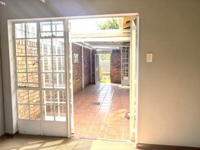 Townhouse for rent in Waterkloof, Gauteng