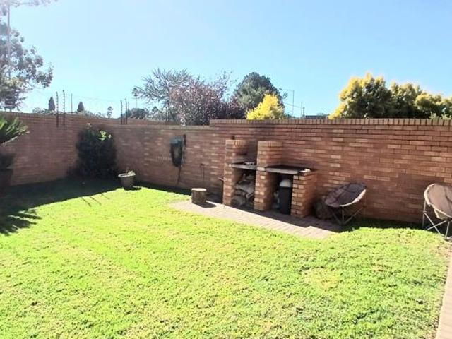 Townhouse for rent in Waterkloof, Gauteng