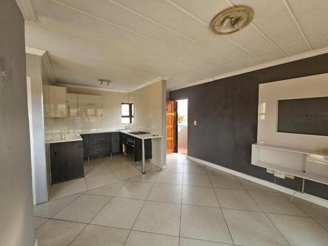 Townhouse for rent in Vosloorus, Gauteng