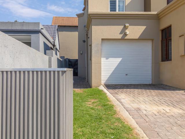 Townhouse for sale in Sandton, Gauteng