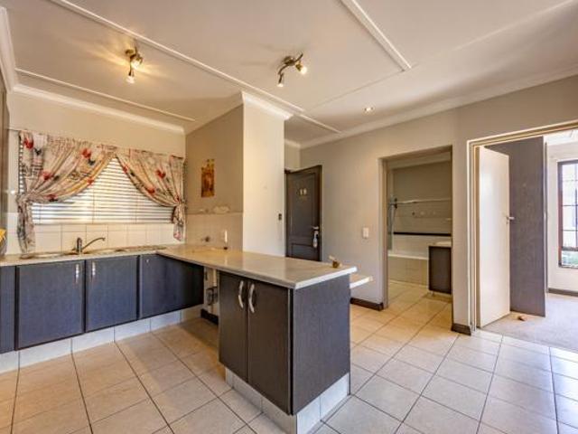 Townhouse for rent in Waterkloof, Gauteng
