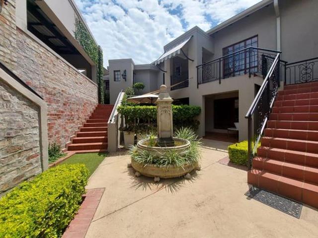 Townhouse for rent in Waterkloof, Gauteng