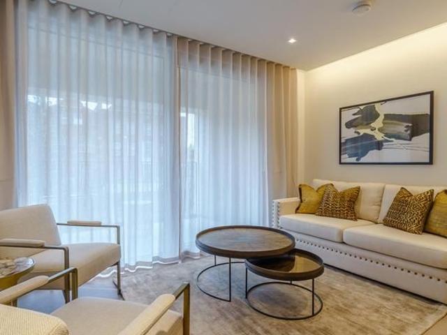 Townhouse for rent in Paddington, Greater London