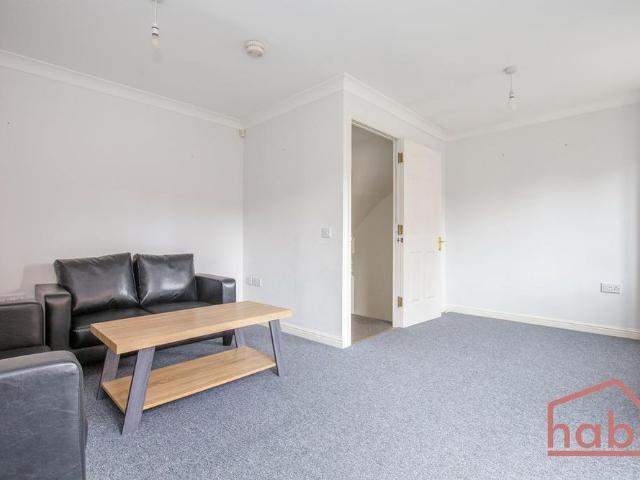 Townhouse for rent in Lakenham, East Bank