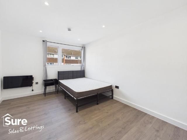 House for rent in Grovehill, Pouchen End