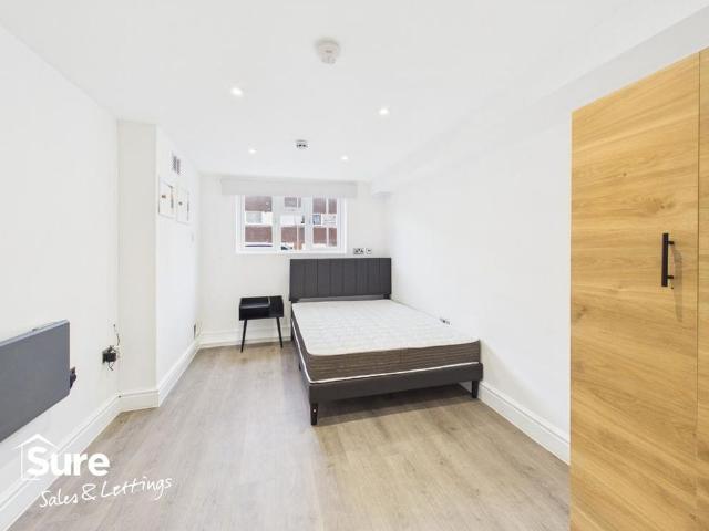 Townhouse for rent in Grovehill, Pouchen End