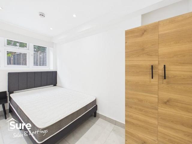 Townhouse for rent in Grovehill, Pouchen End