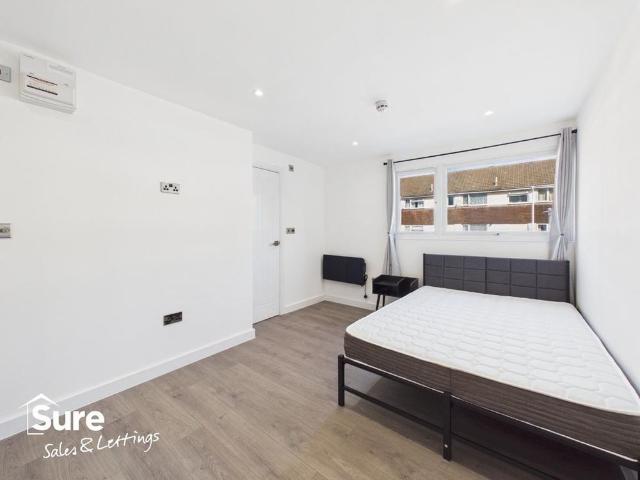 Townhouse for rent in Grovehill, Pouchen End