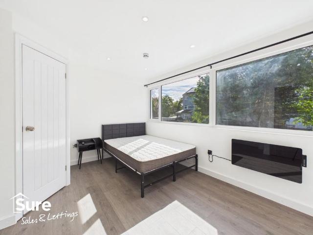 Townhouse for rent in Grovehill, Pouchen End