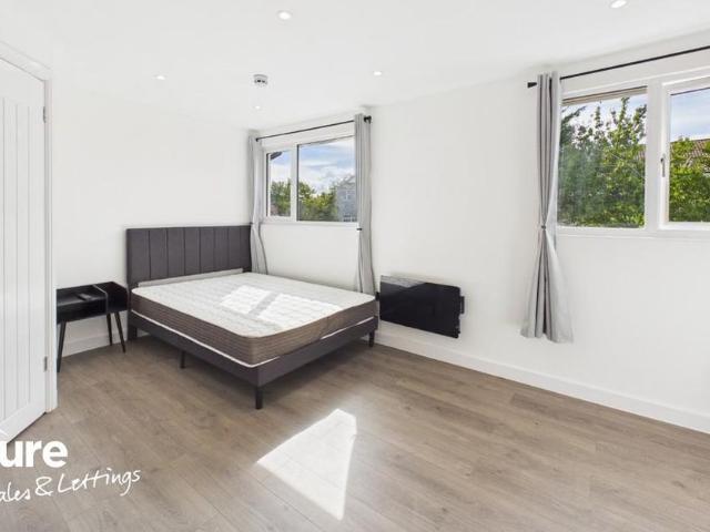 Townhouse for rent in Grovehill, Pouchen End