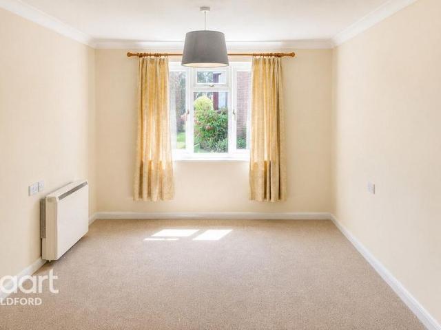 Townhouse for rent in Worplesdon, Westborough