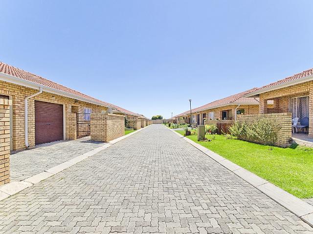 Townhouse for rent in Vosloorus, Gauteng