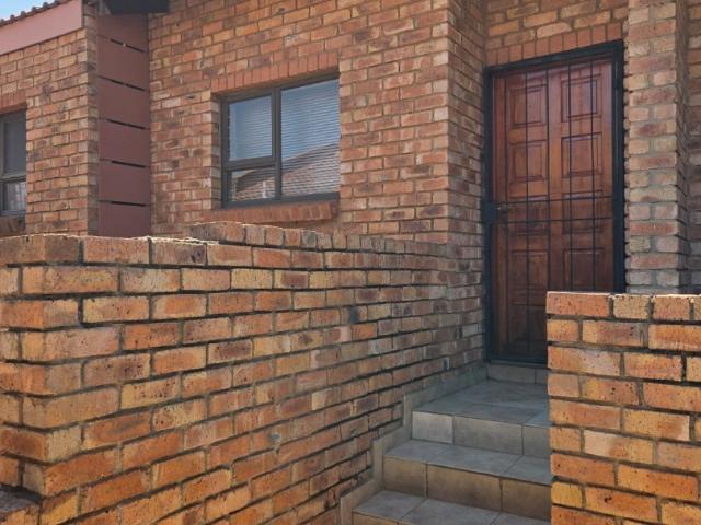 Townhouse for rent in Vosloorus, Gauteng
