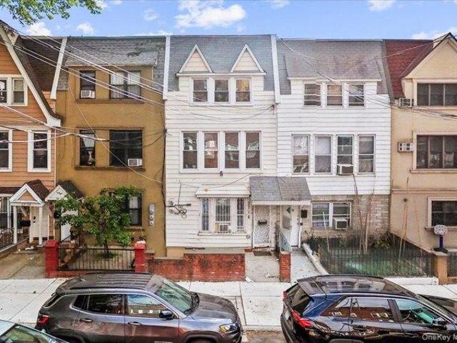 House for sale in Queens, Arverne
