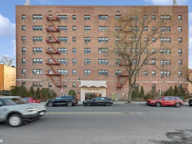 Apartment for sale in Glenwood, New York
