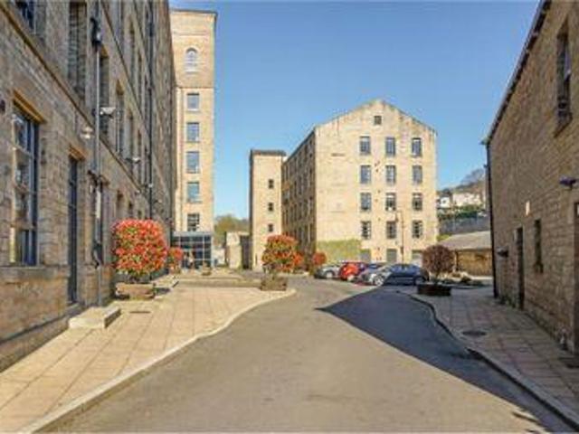 House for sale in Huddersfield, West Yorkshire