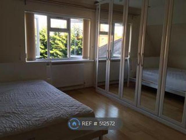 House for rent in Row Town, Surrey