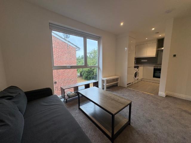 Apartment for rent in Oakleigh Park, Greater London