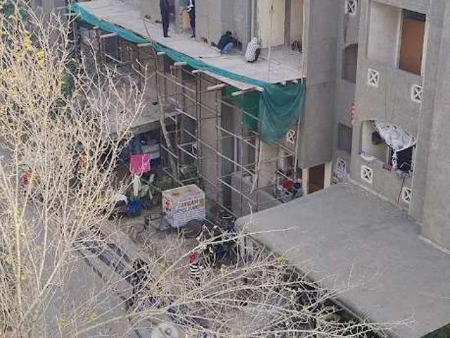 Flat for sale in North Delhi, Deri