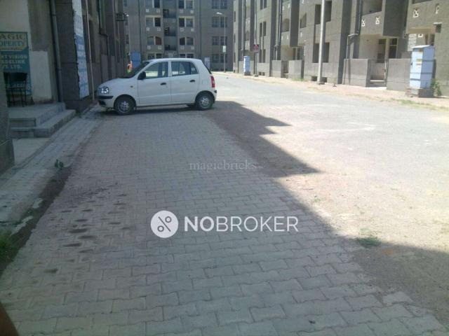 Flat for sale in North Delhi, Deri