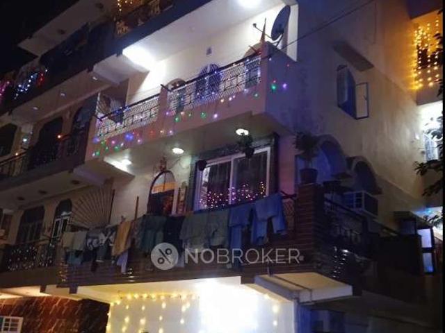 Flat for sale in Paschim Vihar, Delhi