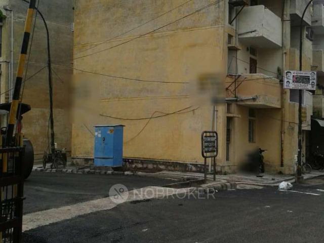 Flat for sale in North Delhi, Deri