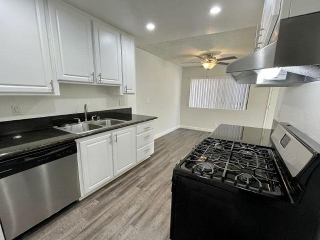 Apartment for rent in Midway City, California