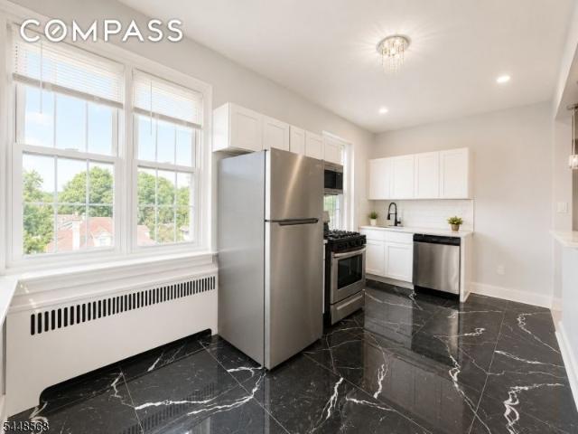 Townhouse for rent in Elizabeth, New Jersey