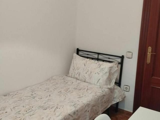 Habitación en alquiler en Oviedo, Pumarín