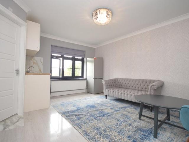 Apartment for rent in Fairlop, Greater London
