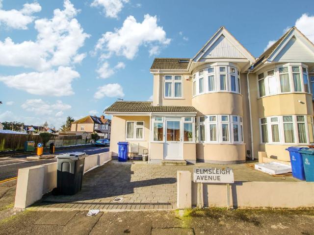 Apartment for rent in Kenton, Greater London