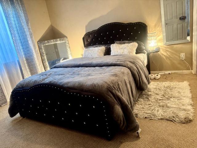 Room for rent in Woodland Hills-Warner Center Neighborhood Council District, Canoga Park