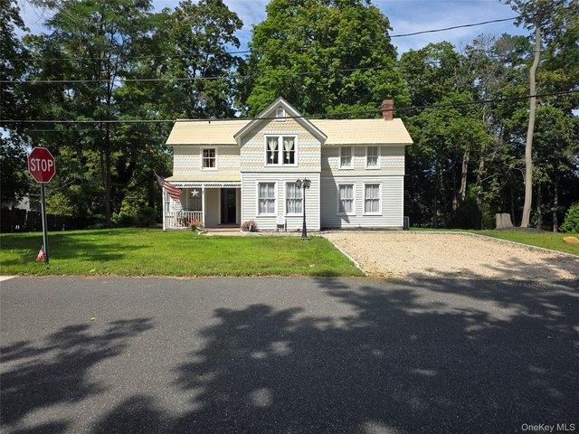 House for sale in Miller Place, New York