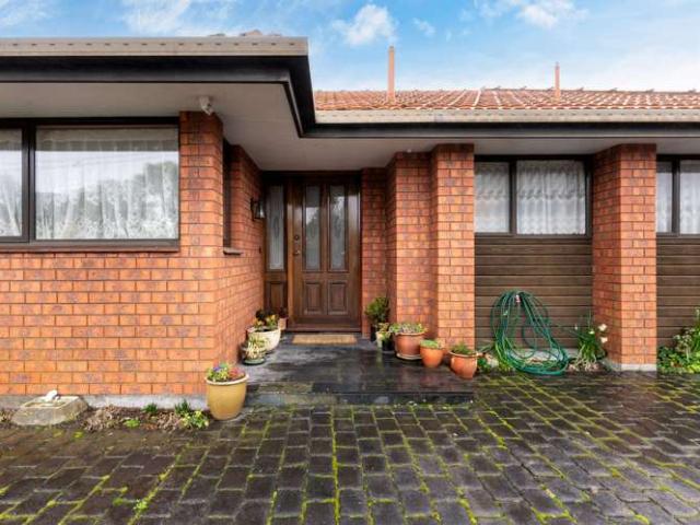 Townhouse for rent in Chaslands, Canterbury