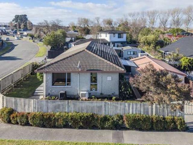 Property for sale in Chaslands, Canterbury