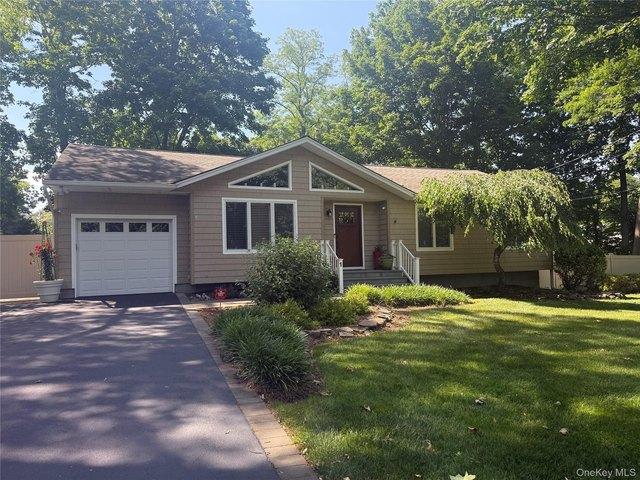 House for sale in Miller Place, New York