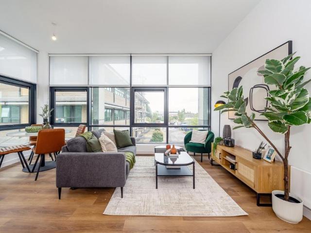 Apartment for rent in Row Town, Surrey