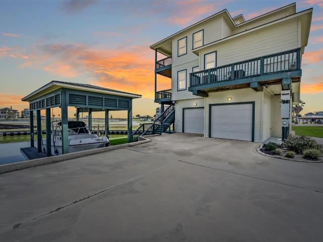 House for sale in Hitchcock, Texas