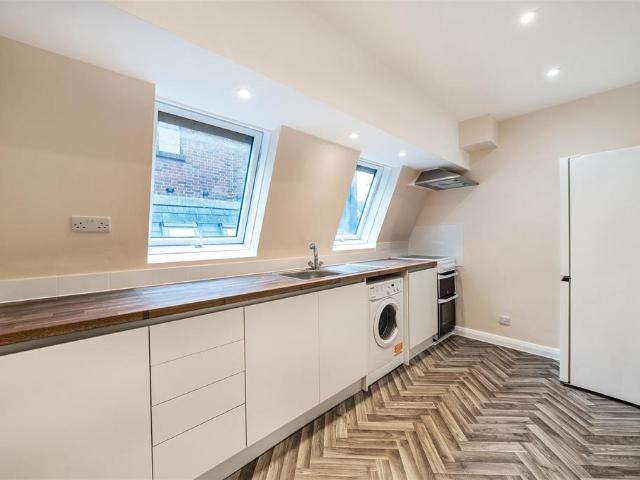 Apartment for rent in Norbiton, Greater London