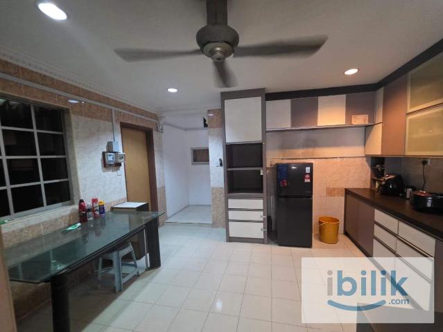 Room for rent in Petaling, Alam Impian
