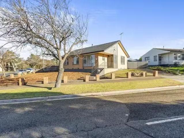 House for rent in Dallas, Victoria