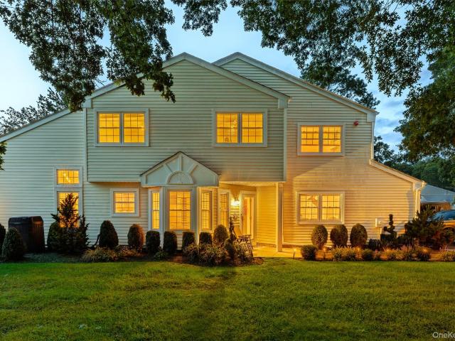 House for sale in Silver Ponds, Town of Brookhaven