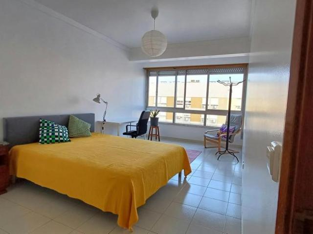 Quarto alugar em Santiago Dos Velhos, Lisboa