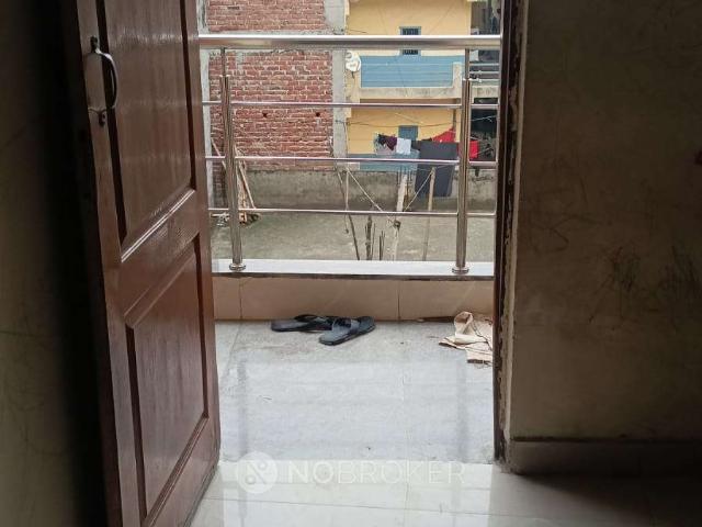 Flat for rent in Barola, Noida