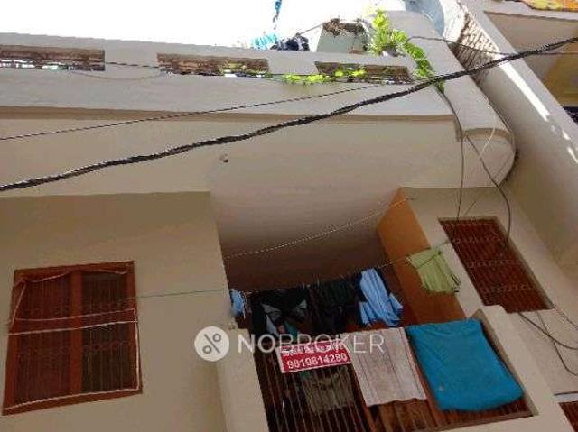 Flat for rent in Barola, Noida