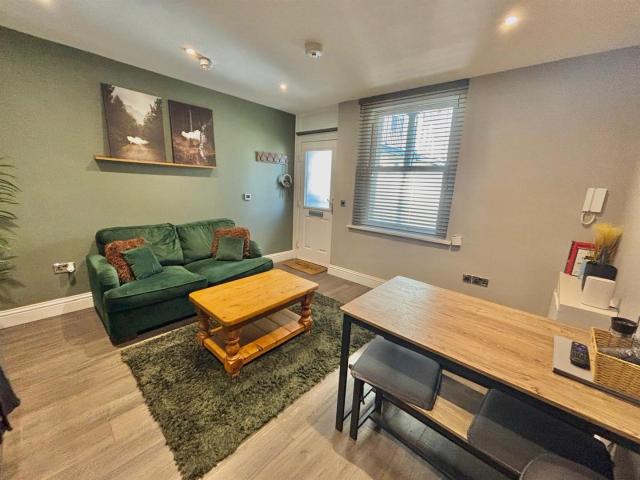 Apartment for rent in Round Hill, Brighton