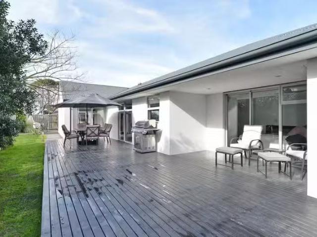 House for sale in Chaslands, Canterbury