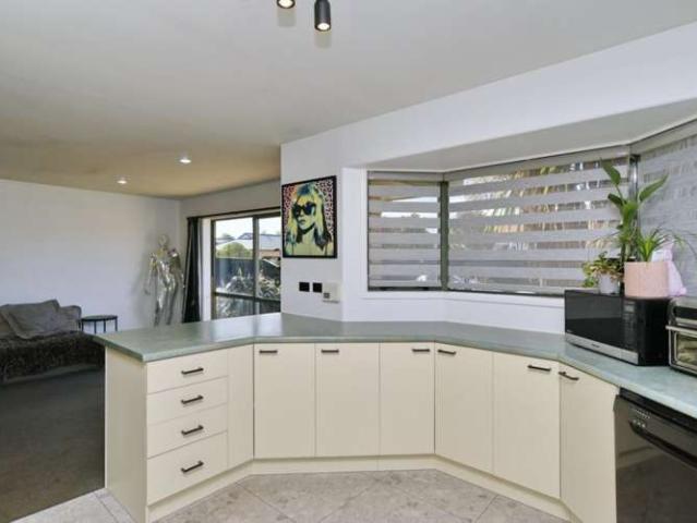 Property for sale in Chaslands, Canterbury