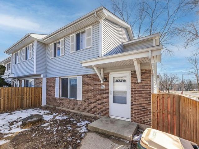 Townhouse for sale in Woodridge, Illinois